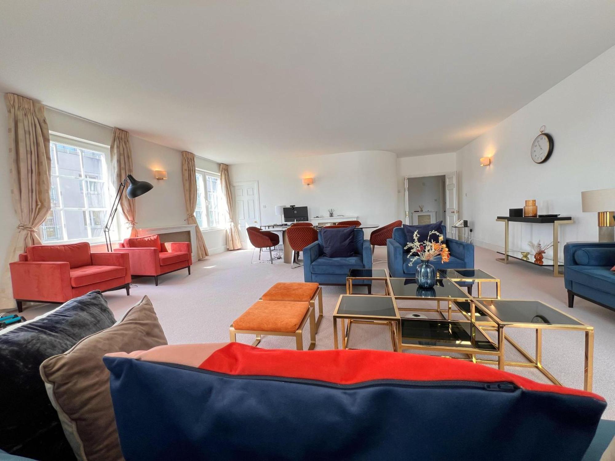 Apartment Charming 3-bed In *